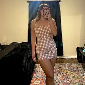 Retro red blade detailing. One strap does need to be sewn back on.